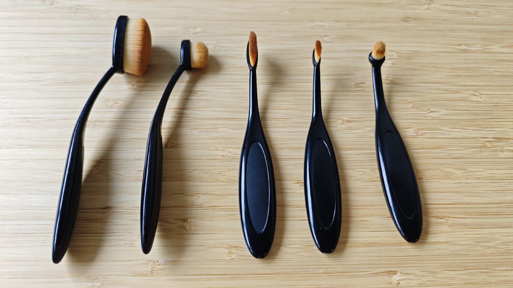 Make-up: Oval Makeup Brushes Set – Usato da Zürich venduto da alu_dzr7