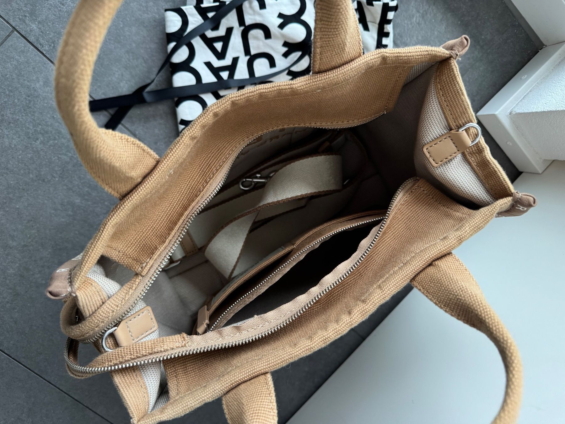 Marc Jacobs Taschen für Damen: Marc Jacobs The Jacquard Medium Tote Bag - Camel – Gebraucht aus Lausanne von ais_yxt8 4