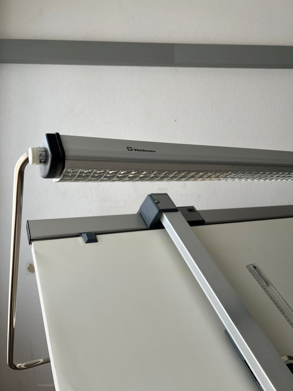 Scrivanie: Zeichentisch mit Waldmann Lampe – Usato da Bern venduto da tradestation 2