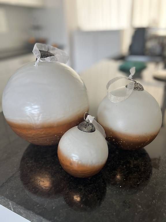 Tutte le decorazioni: 3er-Set edle Dekokugeln / Weihnachtskugeln  Weiss& Bronze  – Usato da Würenlos venduto da YaLu99