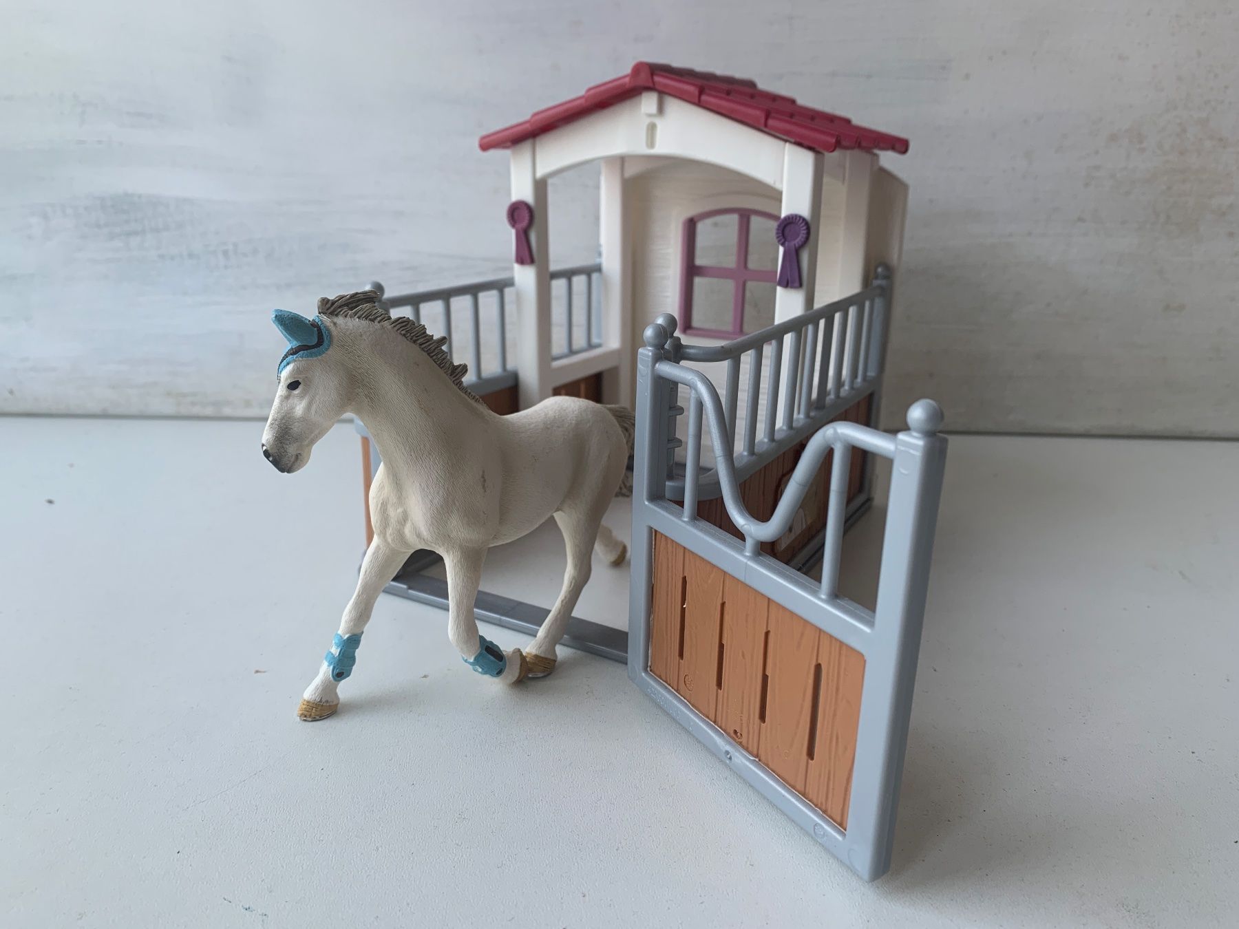 Schleich Giocattoli: Schleich Pferd Araber Schimmel Pferdebox Stall – Usato da Belp venduto da you-and-me
