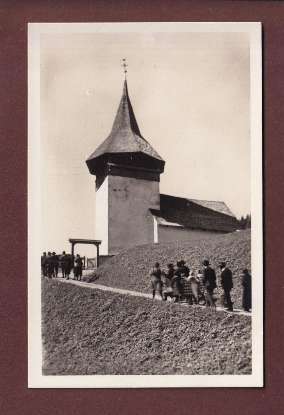 Cartoline postali: DAVOS-GLARIS Kirchgang – Usato da Pully venduto da nicecards