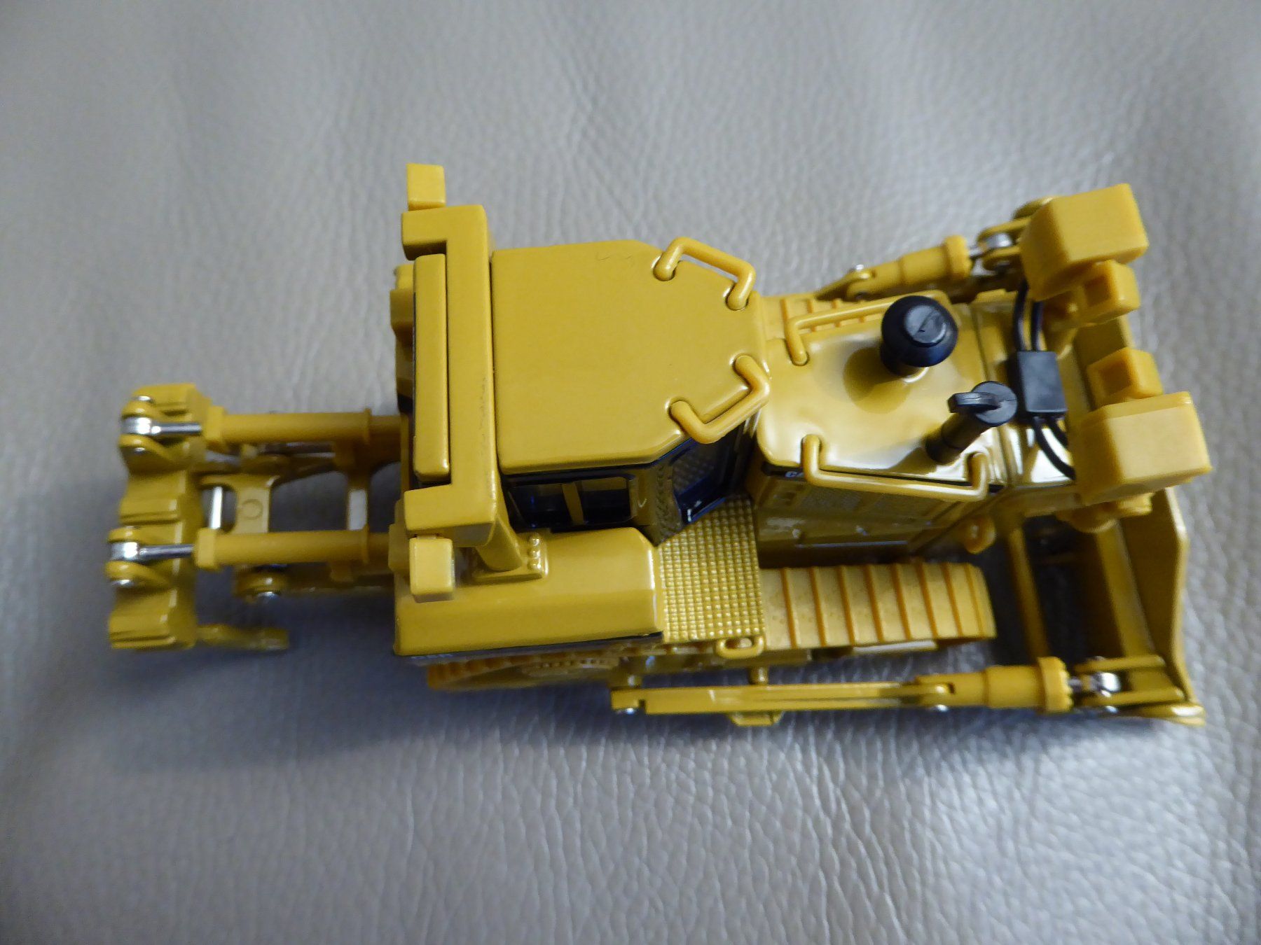 Caterpillar Escavatori: Kettendozer CAT D8R Tractor 1:50 – Nuovo (secondo la descrizione) da Hettlingen venduto da Zambole 3