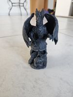 Drachenfigur auf Totenkopf 