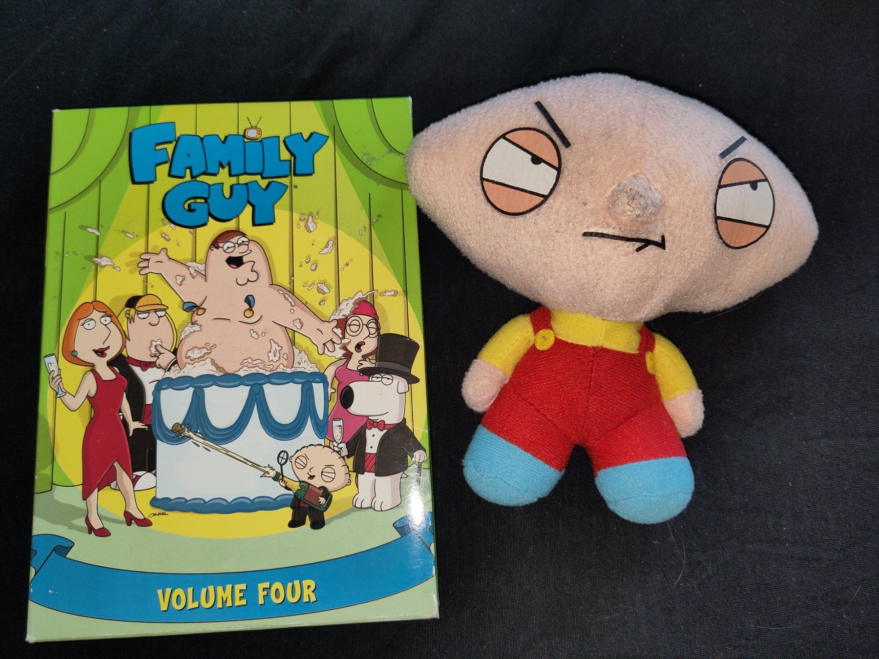 Alle DVDs: Family Guy Volume 4 + Stewie Plüschfigur – Gebraucht aus Dübendorf von Paritae