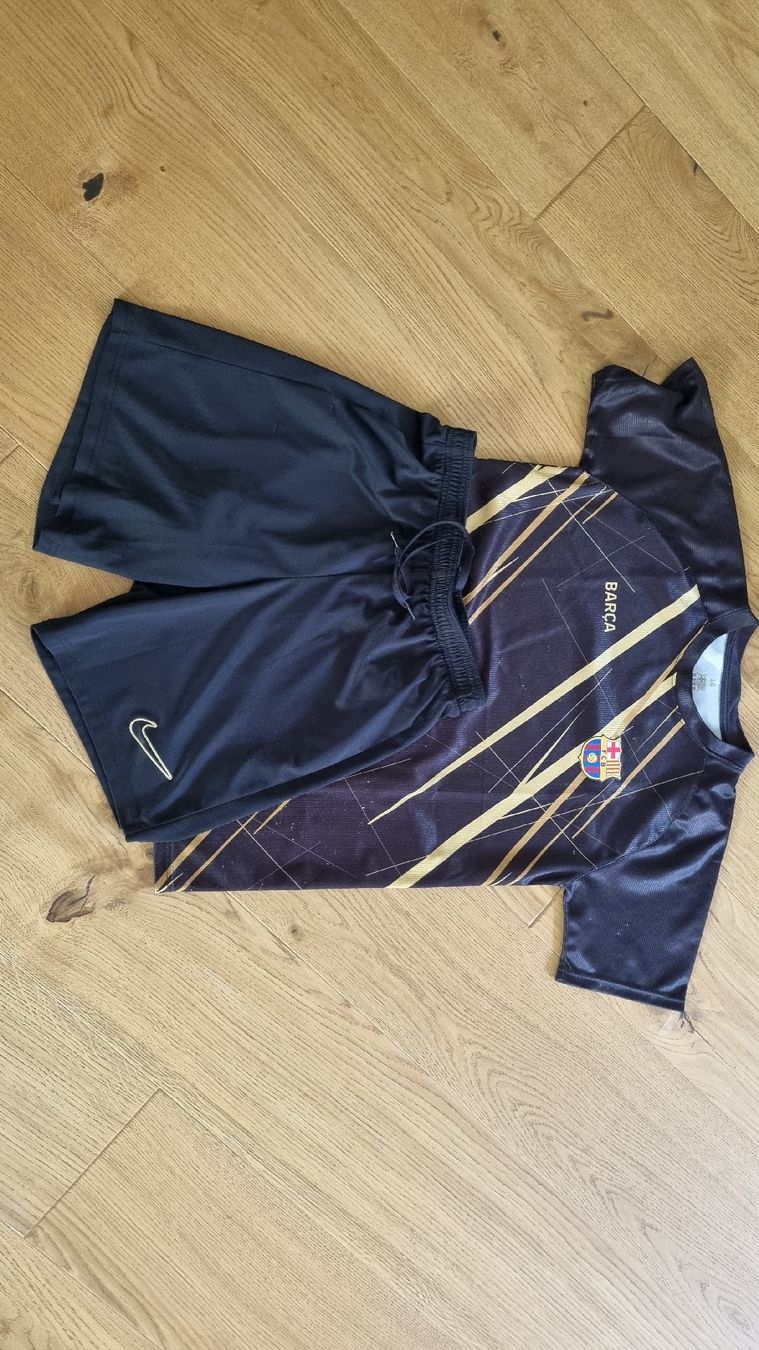Nike Lotti & Set di vestiti: Sportshirt und Hose – Usato da Oberglatt ZH venduto da Mueller4000