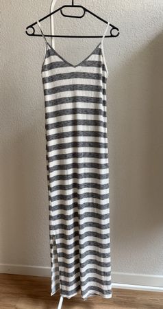 Longue robe d’été blanc/gris rayé fente côtés Bershka, XS/S