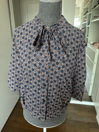 Bluse mit Kragen und Schleife, kurzarm, geblümtes Muster, Gr