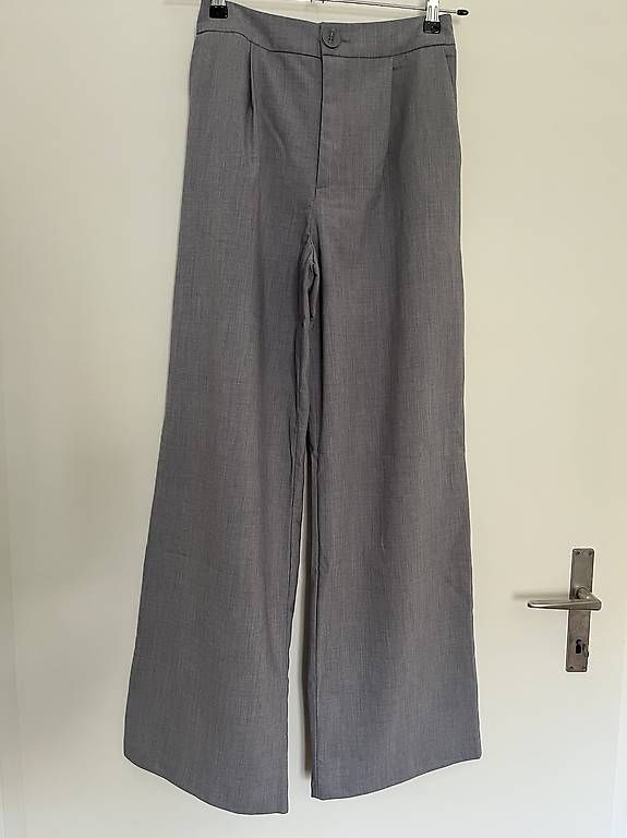 Pantaloni: Graue weite Hose von Stradivarius, Gr. M – Usato da Zürich venduto da Imaime