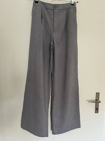 Graue weite Hose von Stradivarius, Gr. M