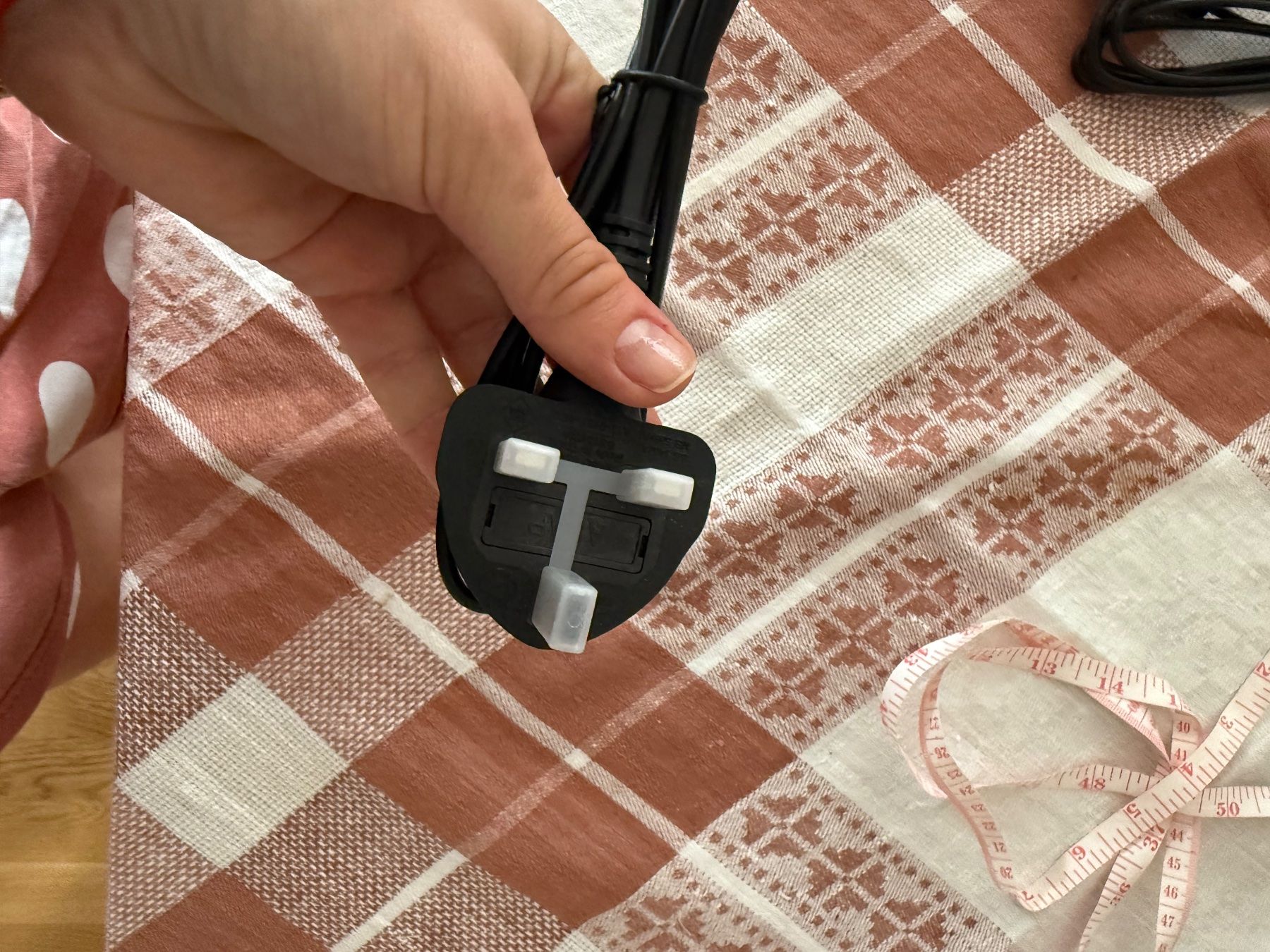 Kabel: Neuwertiges Netzkabel mit Stecker, Schwarz, HPI 2319 – Gebraucht aus Riehen von ann_76jw