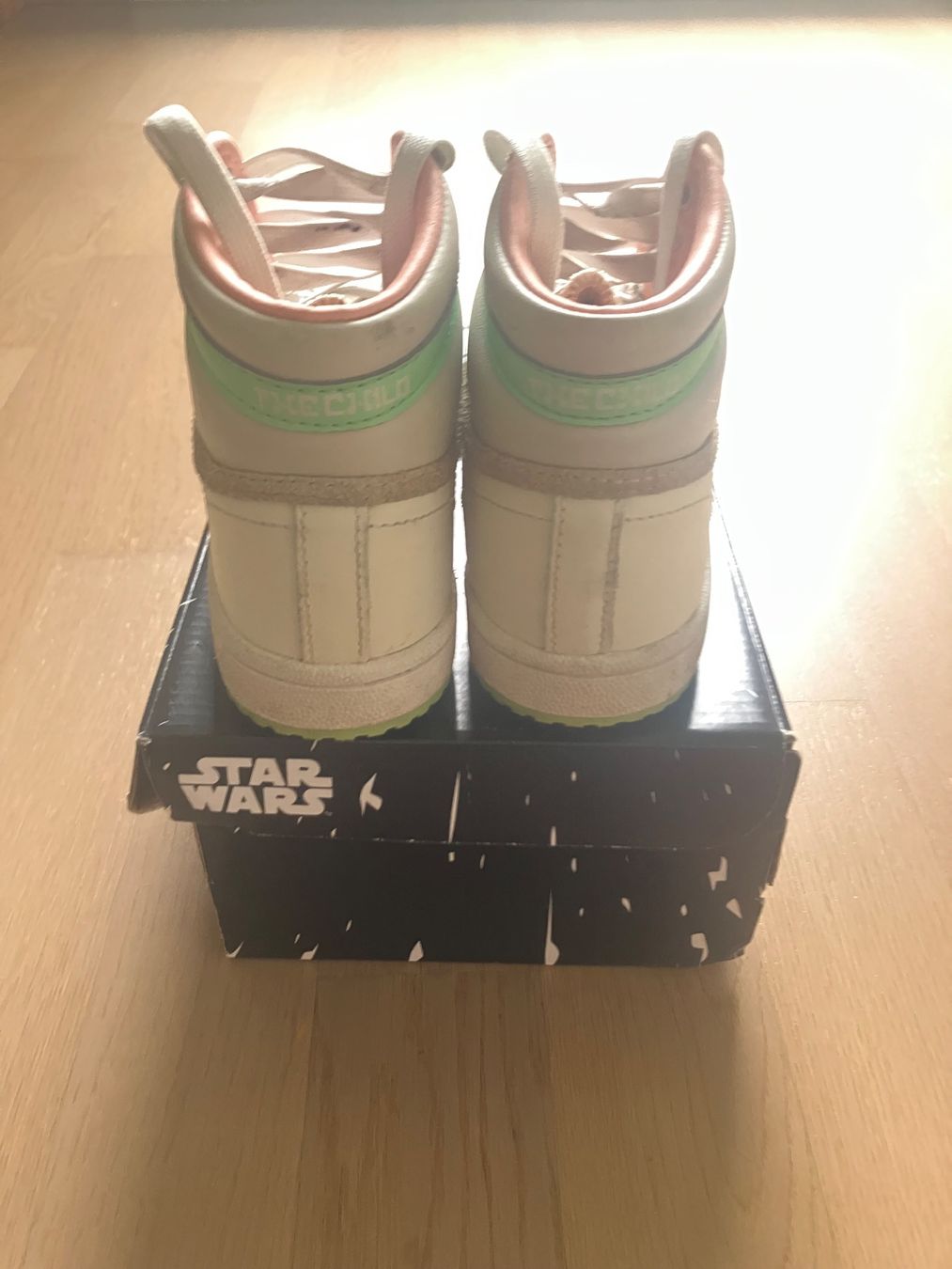 Adidas Scarpe per ragazzi: Baskettes "Star Wars - Mandolorian" - Adidas / Taille : 29 – Usato da Genève venduto da SamZu 5