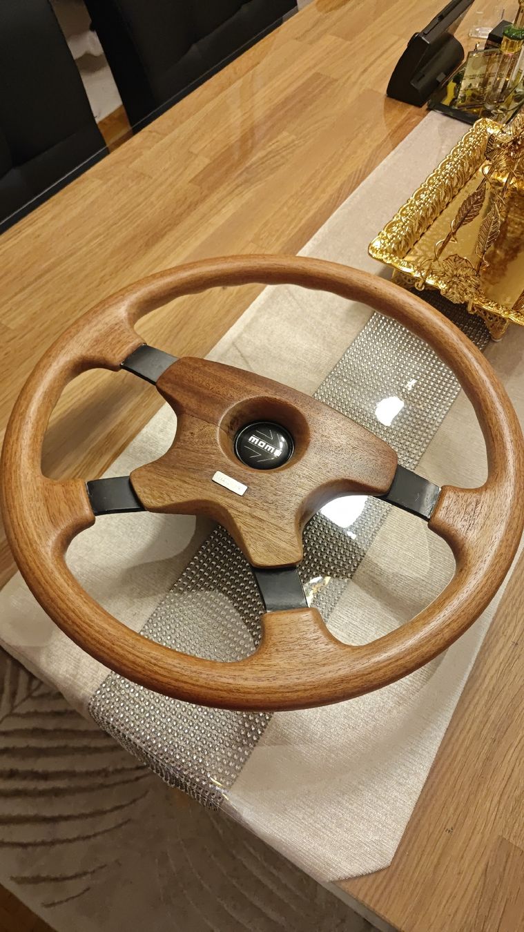 Tutti pezzi di ricambio auto: Lenkrad  Momo orginal Holz – Usato da Rorschach venduto da Beldan-92