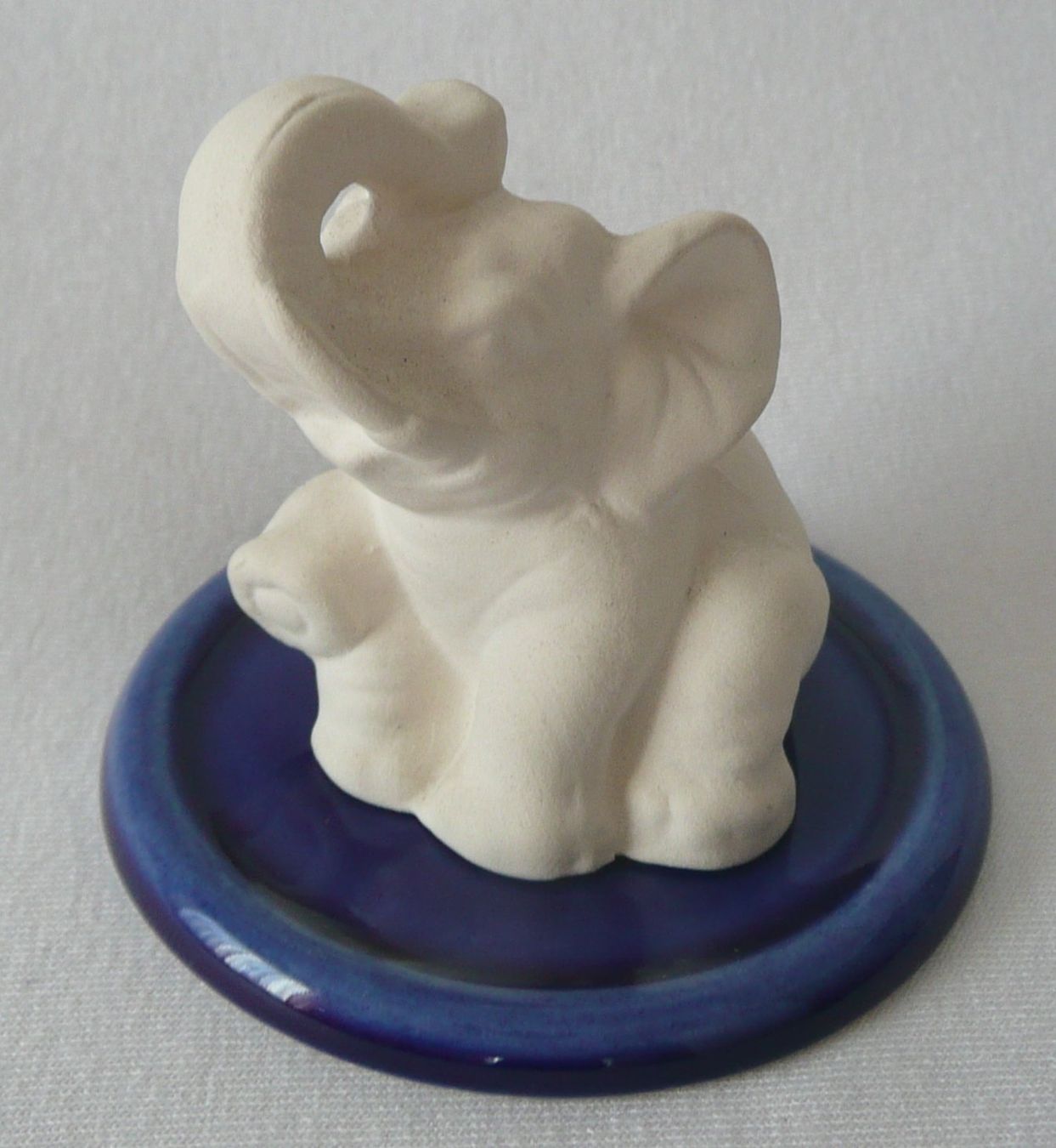 Diffusori di oli essenziali: Duftkeramik - Elefant mit Untersetzer blau – Nuovo e nell'imballaggio originale da Mauren venduto da Yeelen