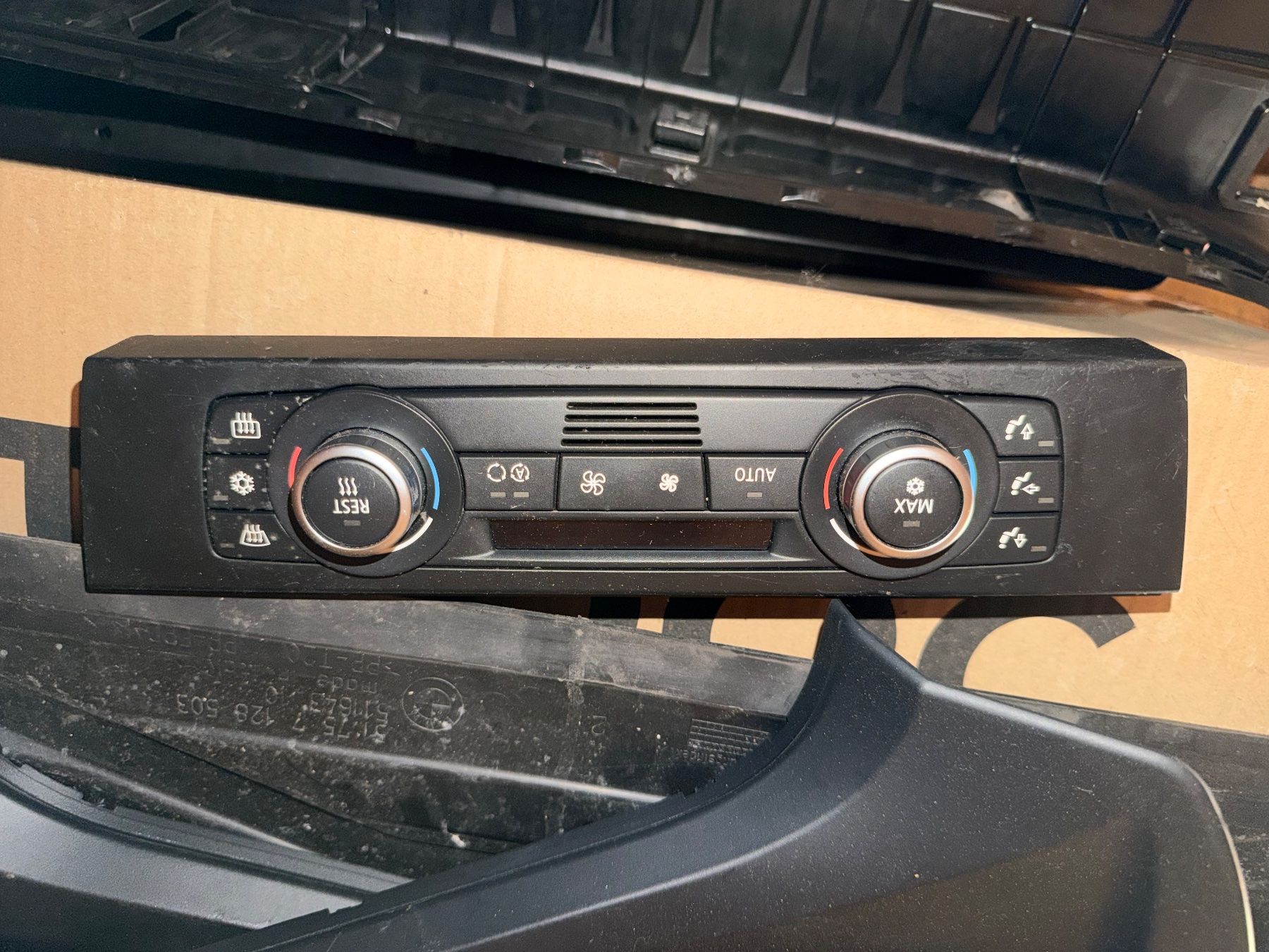 BMW Tutti pezzi di ricambio auto: Bmw Armaturenbrett E90 Serie – Usato da Muri AG venduto da Aero96 3