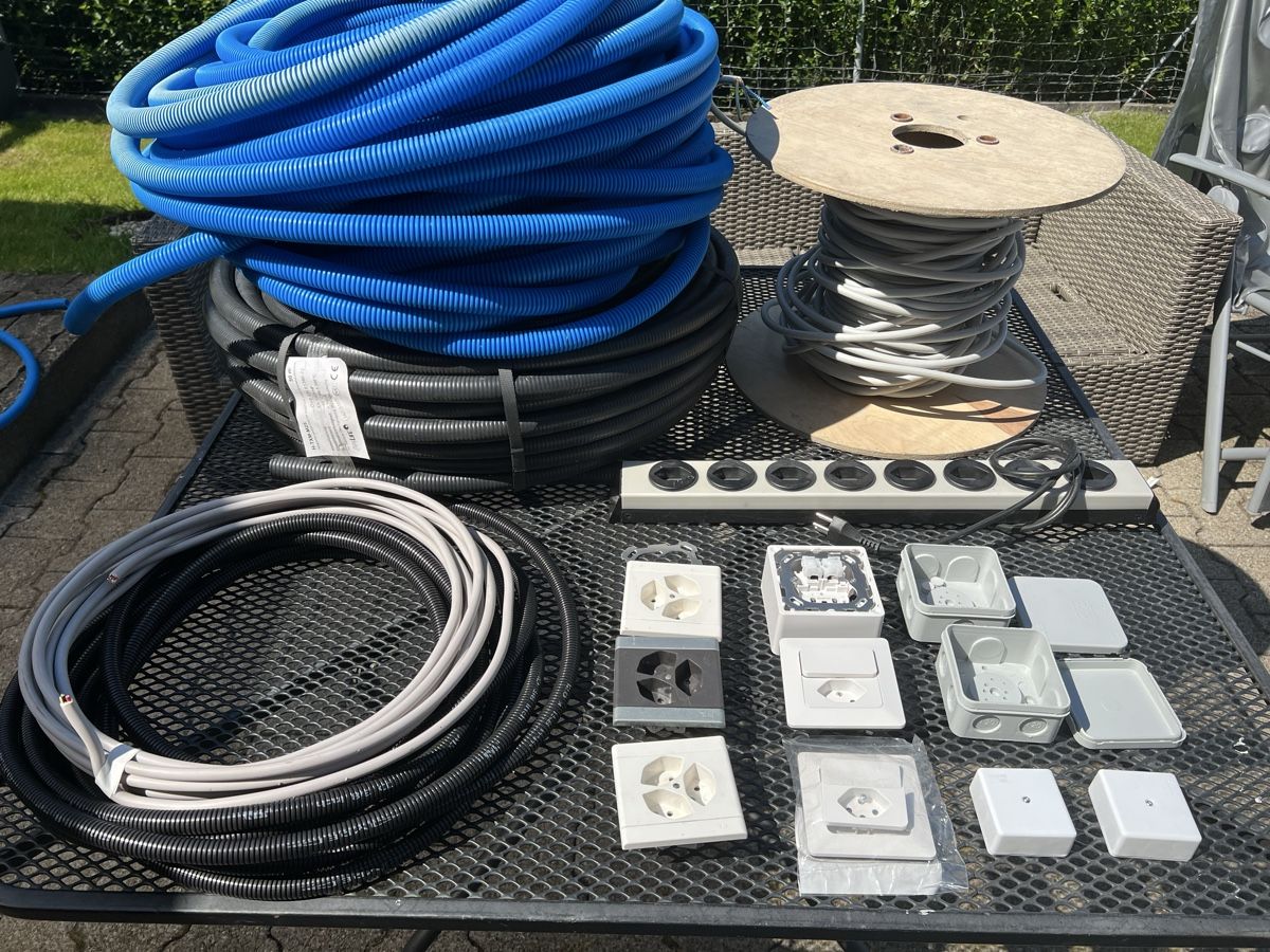 Fiches d'alim.: Elektroartikel Elektobedarf Installation Handwerker – Neuf (Voir description) à Halden par Satellite