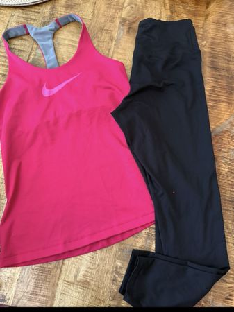 Nike Damen Top Pink und Leggings Schwarz Grösse M