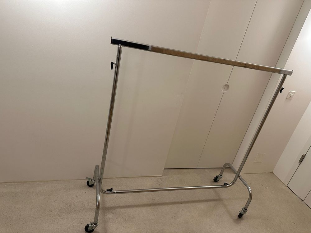 Plus Model 89 – Bass Und Kleiderständer, Resin-Bausatz Mit Fotoätzplatinen