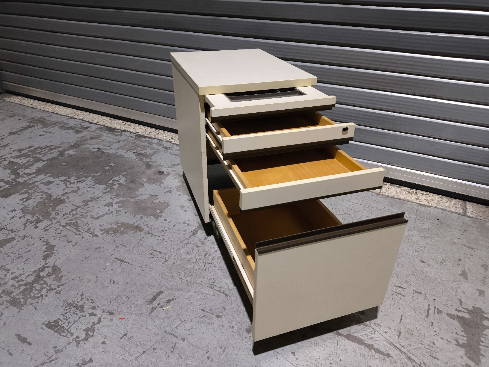 Banconi: erfi Rollcontainer Büromöbel Korpus – Usato da Netstal venduto da maxikingxD 1