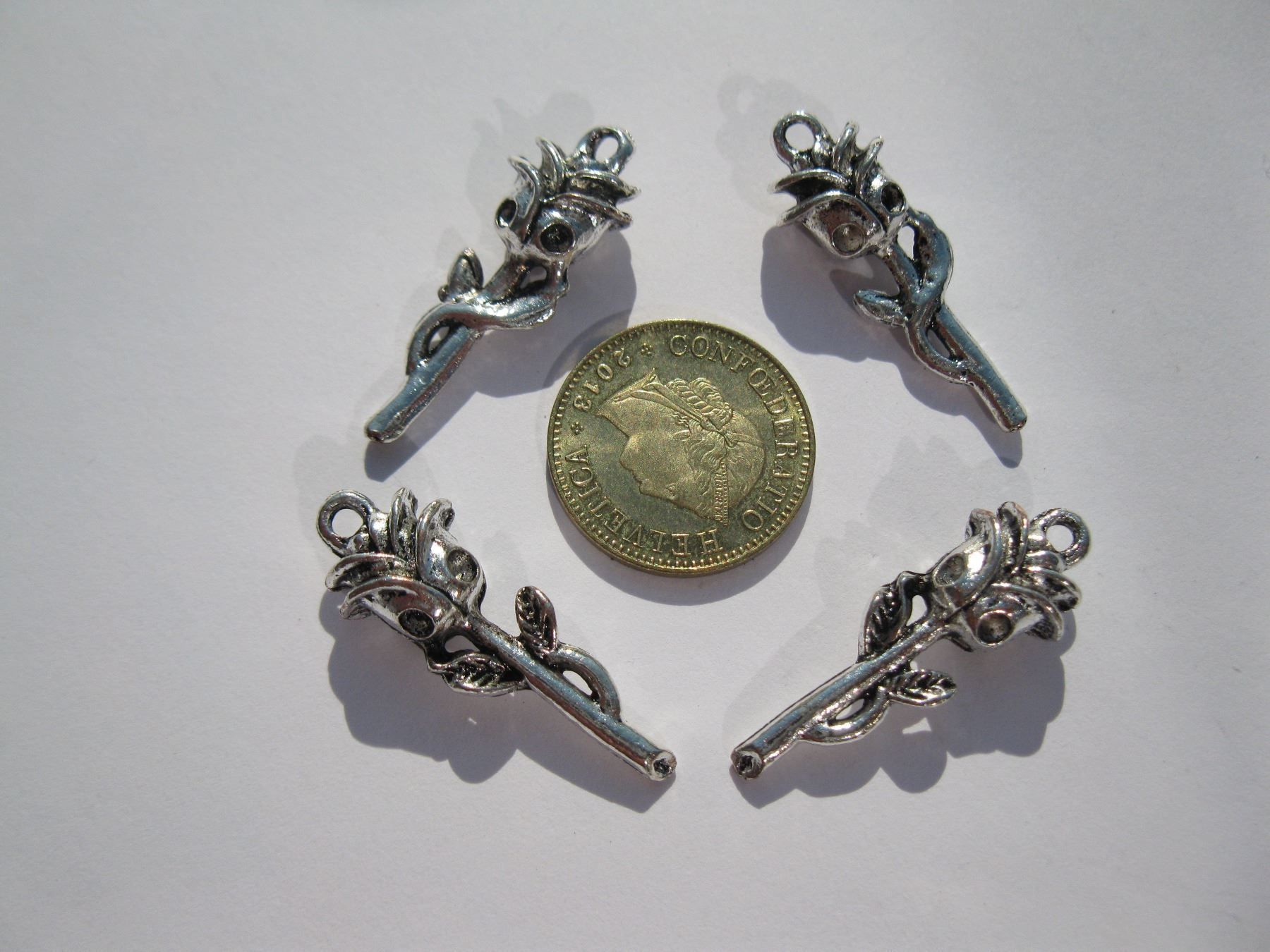 Perle (finte): 6 Anhänger metall, Rose 3D – Nuovo e nell'imballaggio originale da St. Margarethen TG venduto da LuanaKa 1