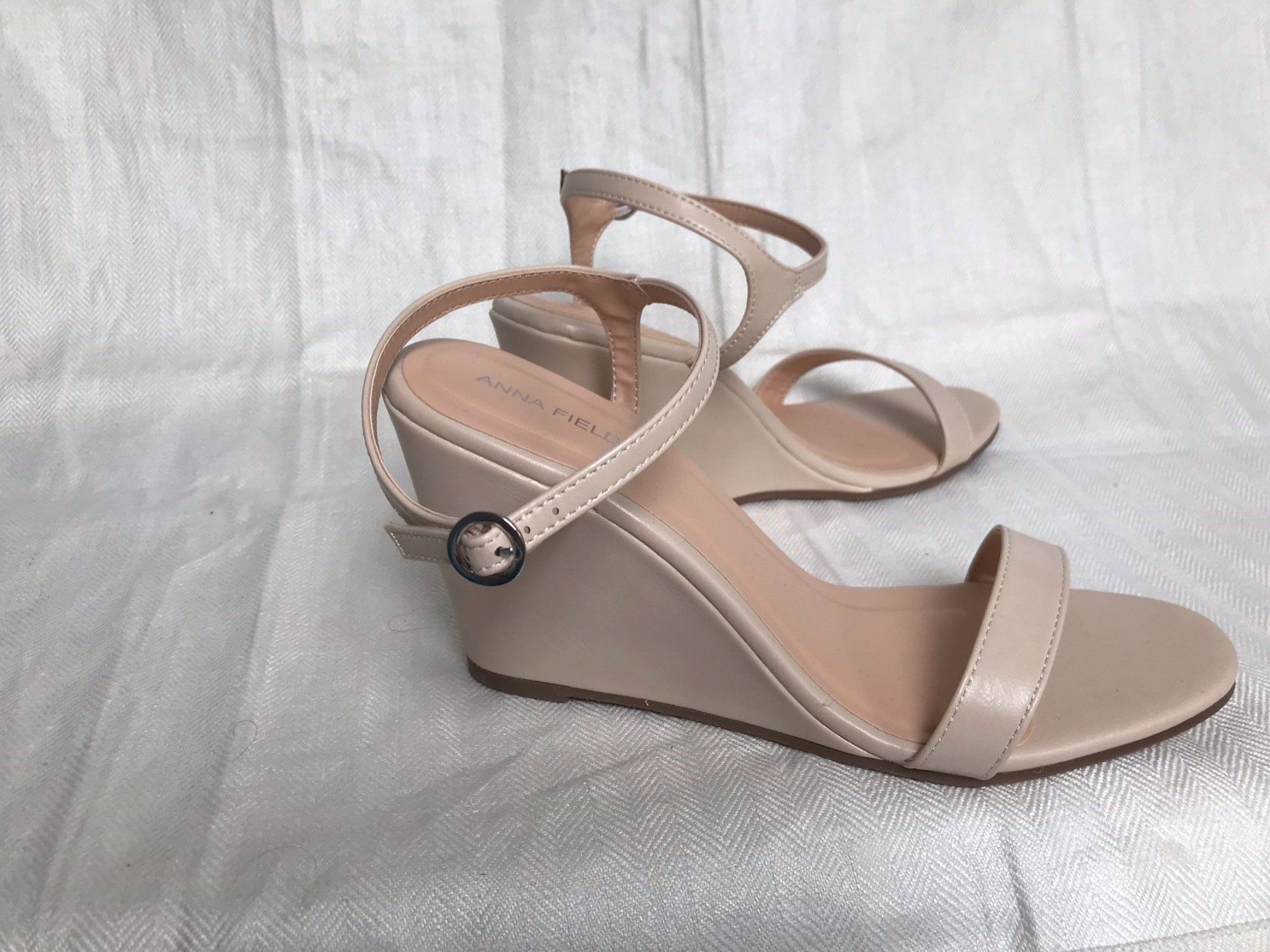 Scarpe da donna: Hübsche Keil-Sandaletten nude Grösse 41 – Nuovo (secondo la descrizione) da Leutwil venduto da ricare-2h 2