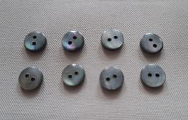 8 Stück kleine Perlmuttknöpfe, 9 mm.