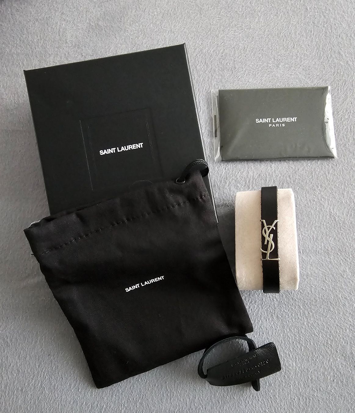 Saint Laurent Bracciali & Braccialetti: Saint Laurent Cassandre Lederarmband YSL Logo – Nuovo (secondo la descrizione) da Bülach venduto da Chari94