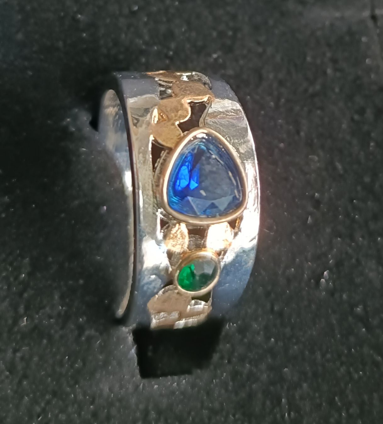 Anelli: Modeschmuck Ring mit Saphir-und Smaragd- Immitationssteinen – Nuovo e nell'imballaggio originale da Wettingen venduto da VO40 1