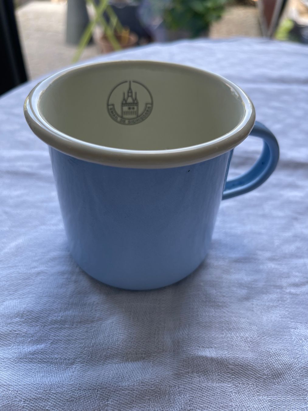 Tazze: Emaille Tasse hellblau mit Logo guter Zustand – Usato da Gutenswil venduto da yneB1943