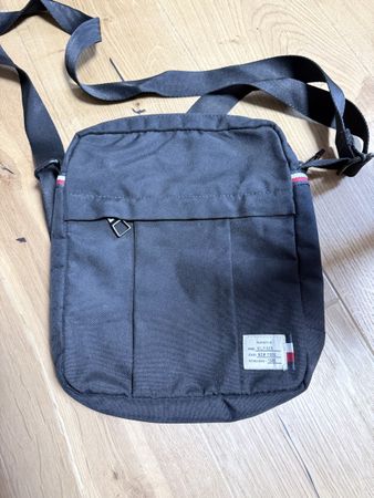 Tommy Hilfiger Umhängetasche /– Schwarz