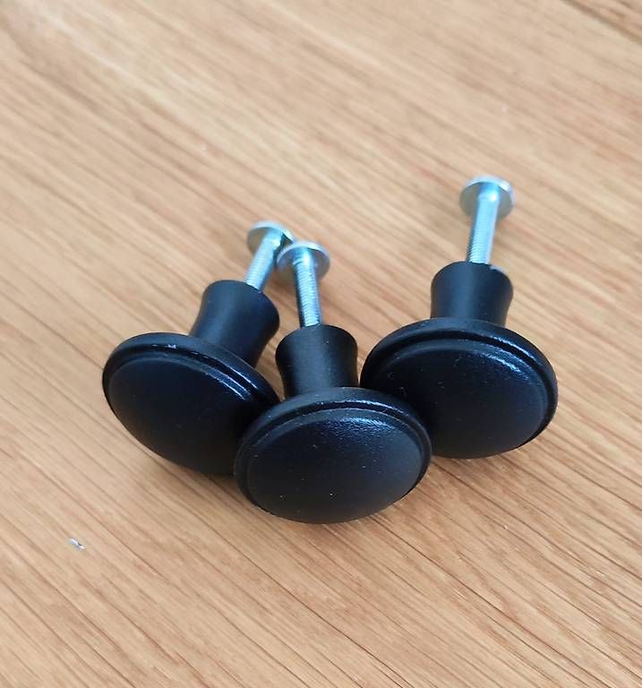 Ikea Quincaillerie: 3 schwarze Möbelknöpfe mit Schrauben – D'occasion à Birmensdorf ZH par mirimiri