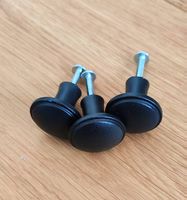 3 schwarze Möbelknöpfe mit Schrauben