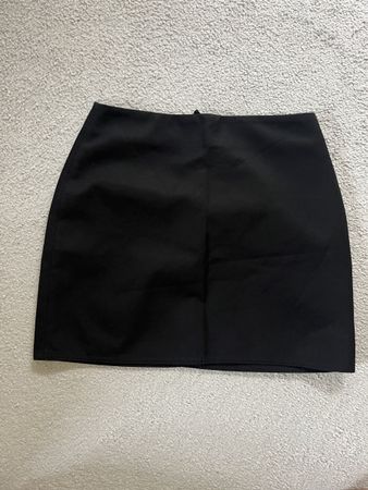 H&M Jupe kurzer Rock in schwarz. Grösse 36