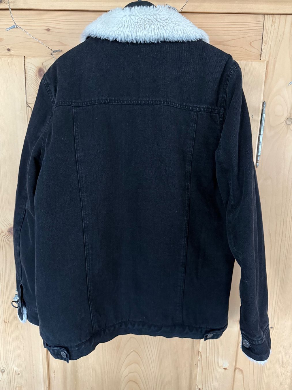 Giacche: Schwarze Jeansjacke mit Teddyfutter Grösse 40 – Usato da Uttigen venduto da Telemark72 1