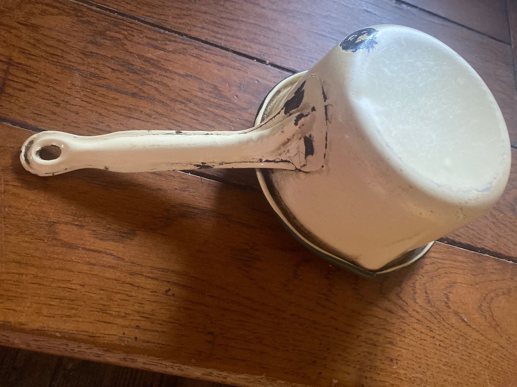 Behälter & Ähnliches: Ancienne casserole avec bec verseur émaillé – Gebraucht aus Lajoux JU von Briard0 3