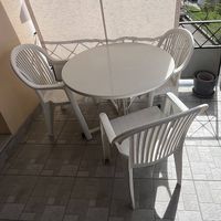 Table ronde + 3 chaises plastiques 