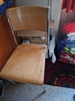 Stabiler Holzstuhl mit Metallbeinen