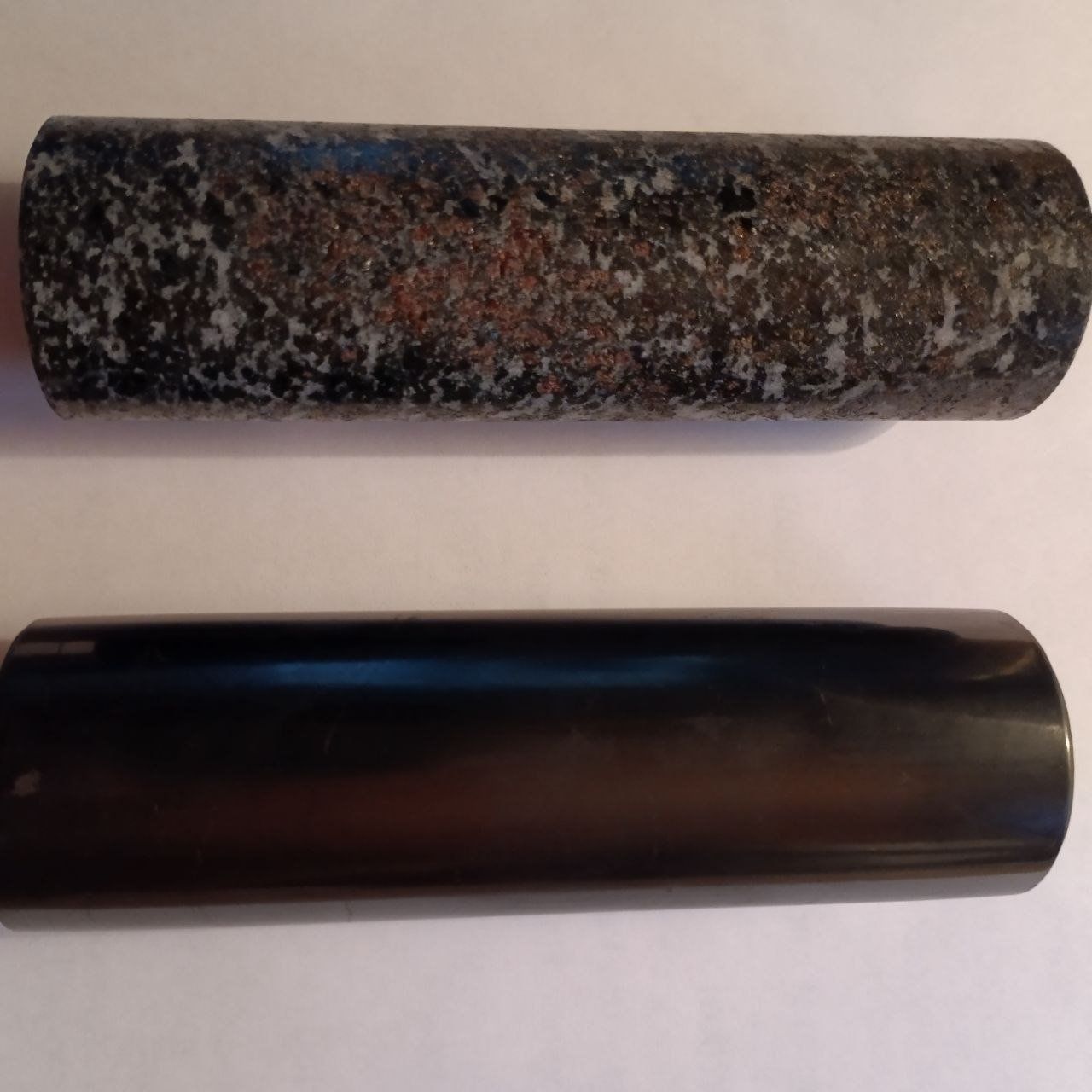 Minerali & Pietre curative: Pharaonenzylinder Stäbe (Schungit;Talkchlorid) – Nuovo e nell'imballaggio originale da Zezikon venduto da Mercataro 1