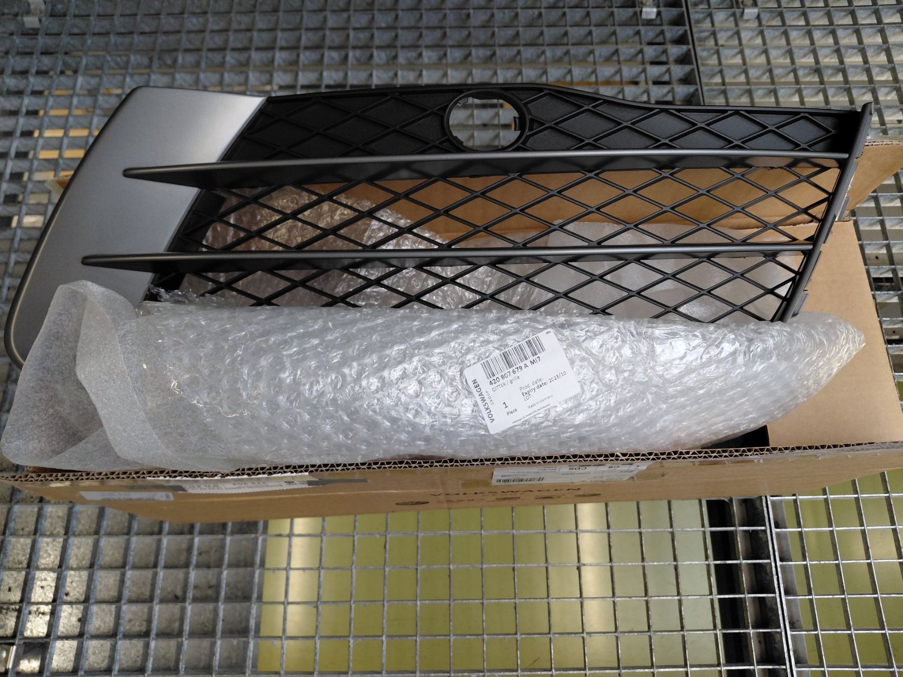 Audi Tutti pezzi di ricambio auto: Gitter Audi R8 420807679A MI7 – Nuovo e nell'imballaggio originale da Bern venduto da amagbern