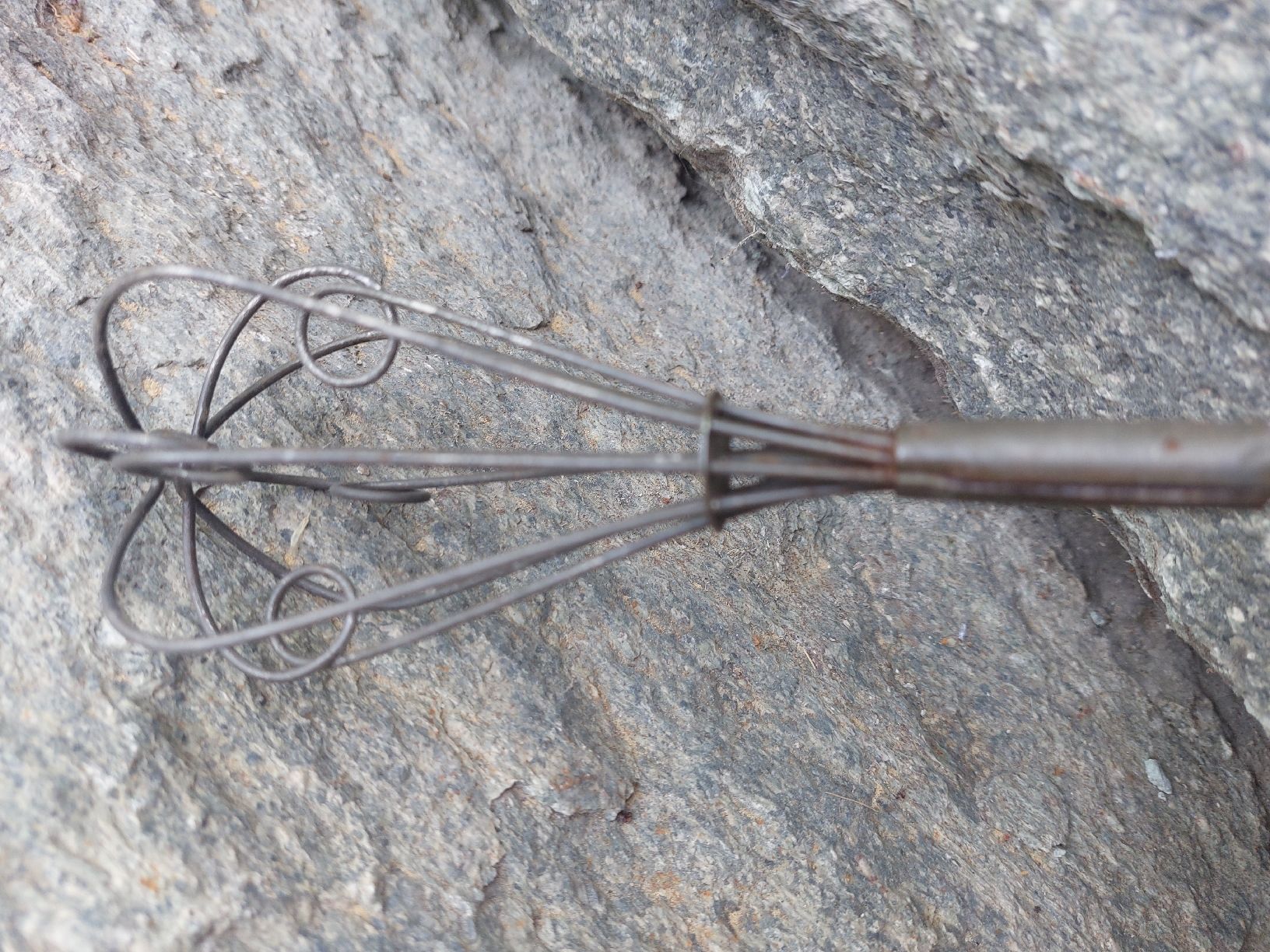 Elettrodomestici da cucina: Antiker Schneebesen mit rotem Holzgriff, Schweizer Küche – Nuovo (secondo la descrizione) da Summaprada venduto da nora014 1