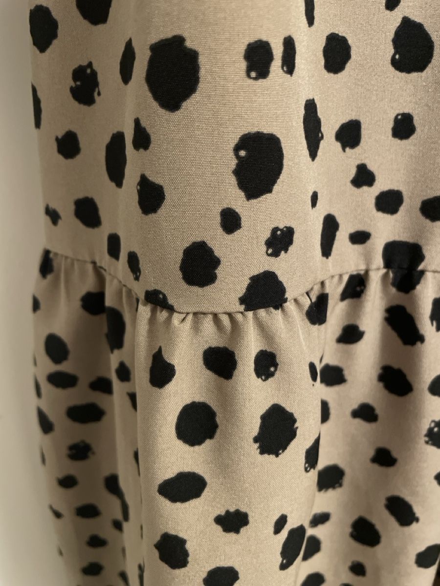 Kleider: Neues Kleid mit Tupfenmuster, Grösse M – Neu (gemäss Beschreibung) aus Urdorf von Anassor 2