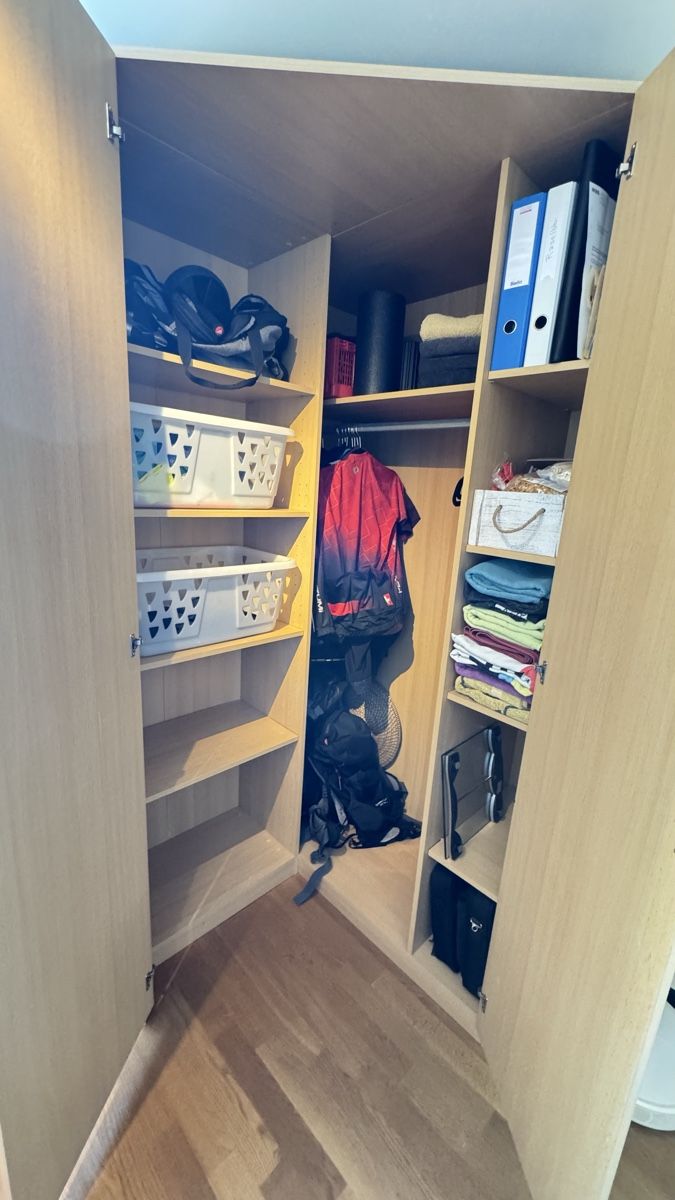 Armadi: Eckkleiderschrank Holzoptik hell gebraucht – Usato da Beromünster venduto da Rabbinhio 1