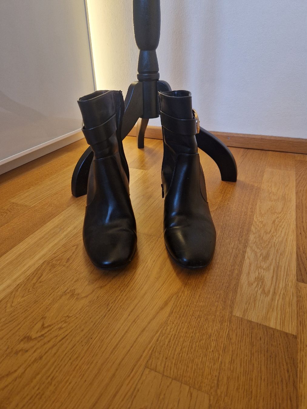 Damenschuhe: Schicke schwarze Stiefeletten Gr. 39 – Gebraucht aus Klosters von Sniggels 1