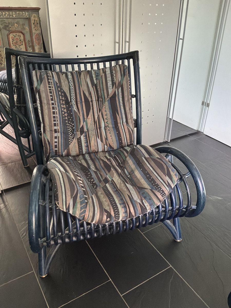 Poltrone: Set Sessel und Hocker aus blauem Rattan – Usato da Bremgarten AG venduto da Belana0 4