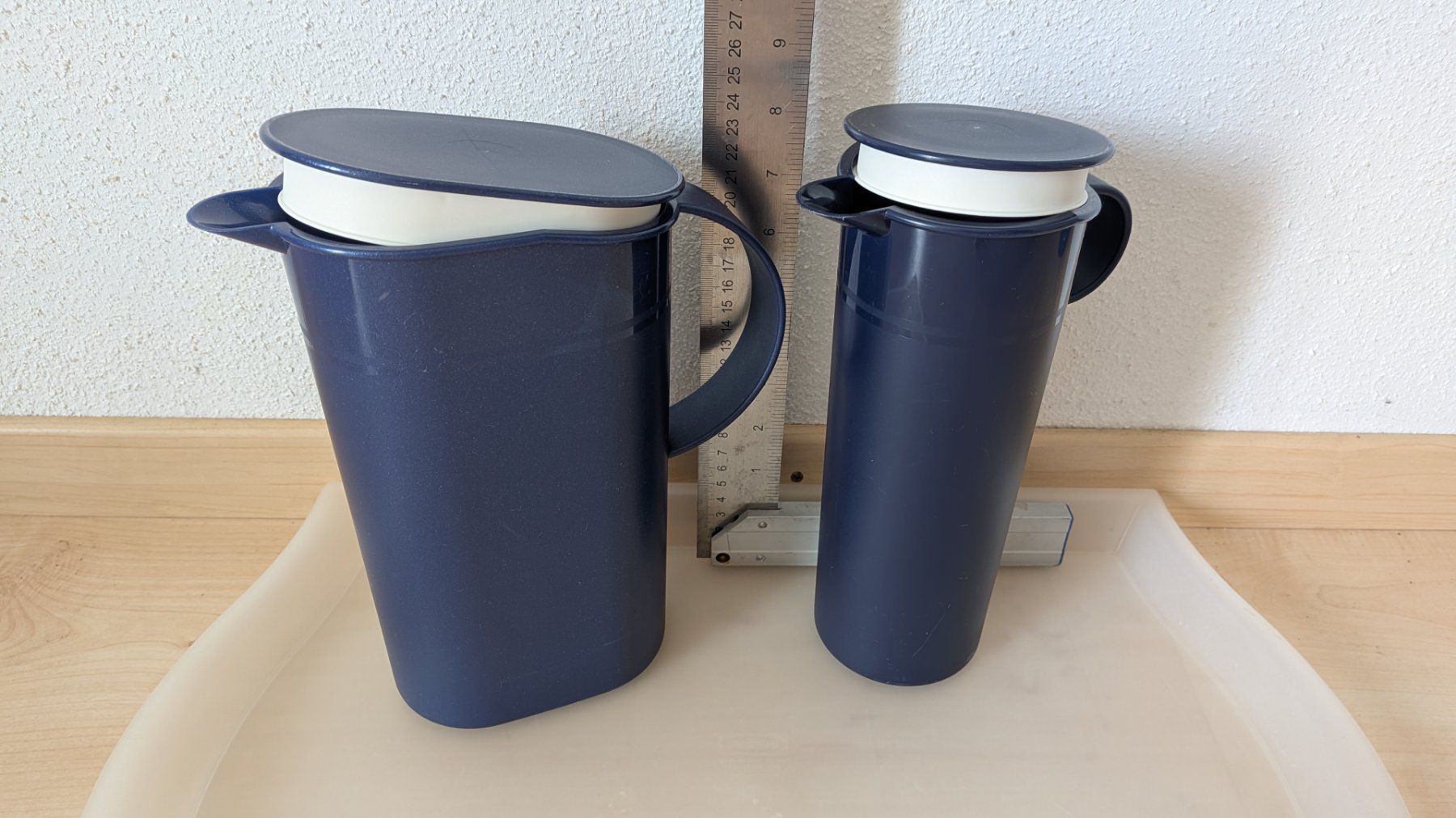 Tupperware Behälter & Ähnliches: Tupperware 2 mal Krug dunkelblau – Gebraucht aus Horw von Rebuho 2