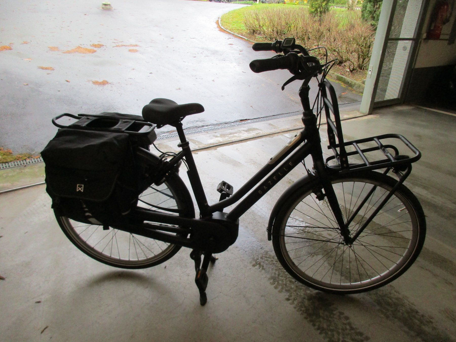 Velos: Neuwertiges Damen-Holländer-E-Bike – Neu (gemäss Beschreibung) aus Steinhausen von Ursina007