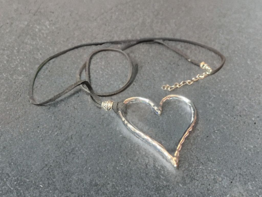 Catenine: Collana cuore, metallo argentato, – Nuovo (secondo la descrizione) da Giubiasco venduto da Stefaniav 1