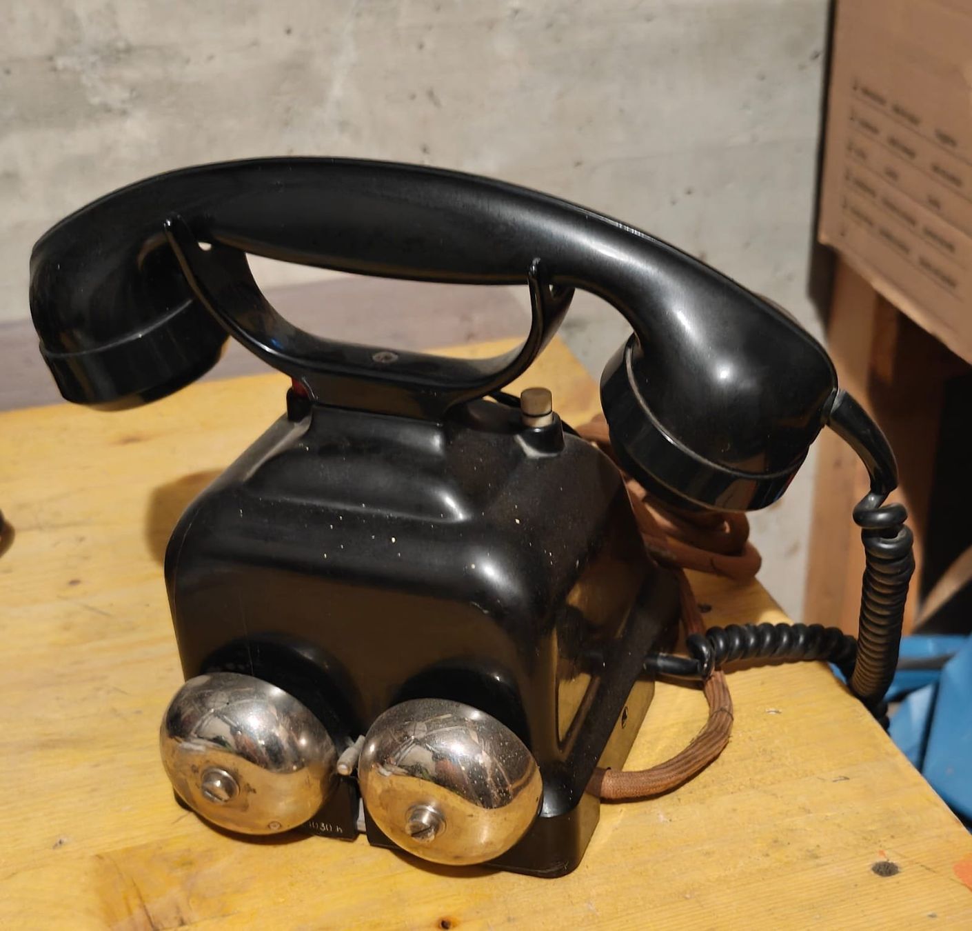 Telefoni: Altes PTT Telefon mit Schellen und Wählscheibe – Usato da Naters venduto da Flikas 1