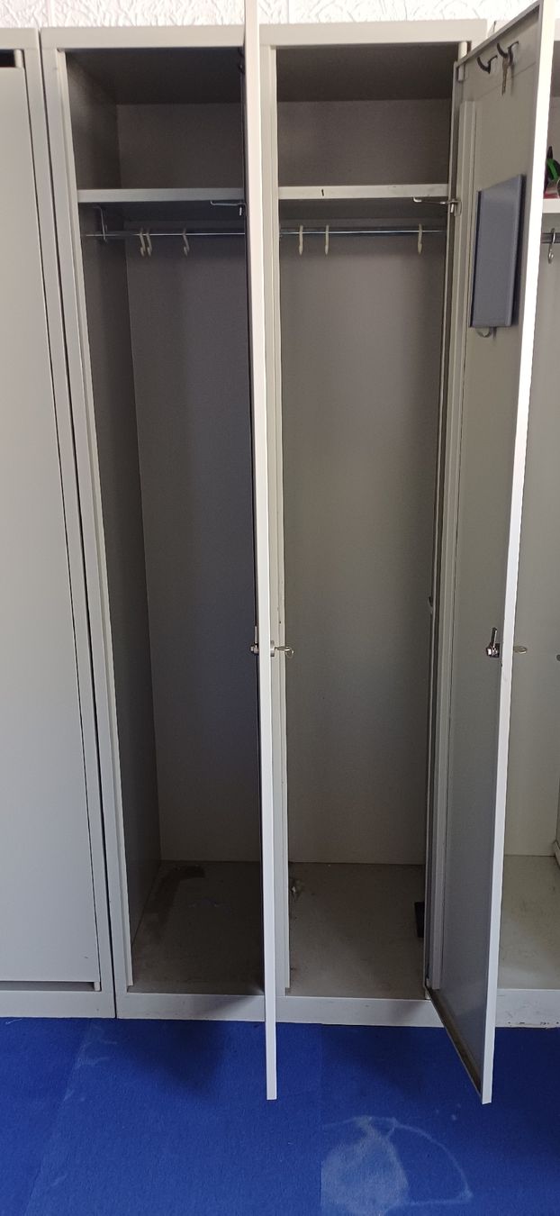 Garderobe: Doppel-Metall- Garderobenschränke /Spinde – Gebraucht aus Alpnach Dorf von jkp_k62jg 1