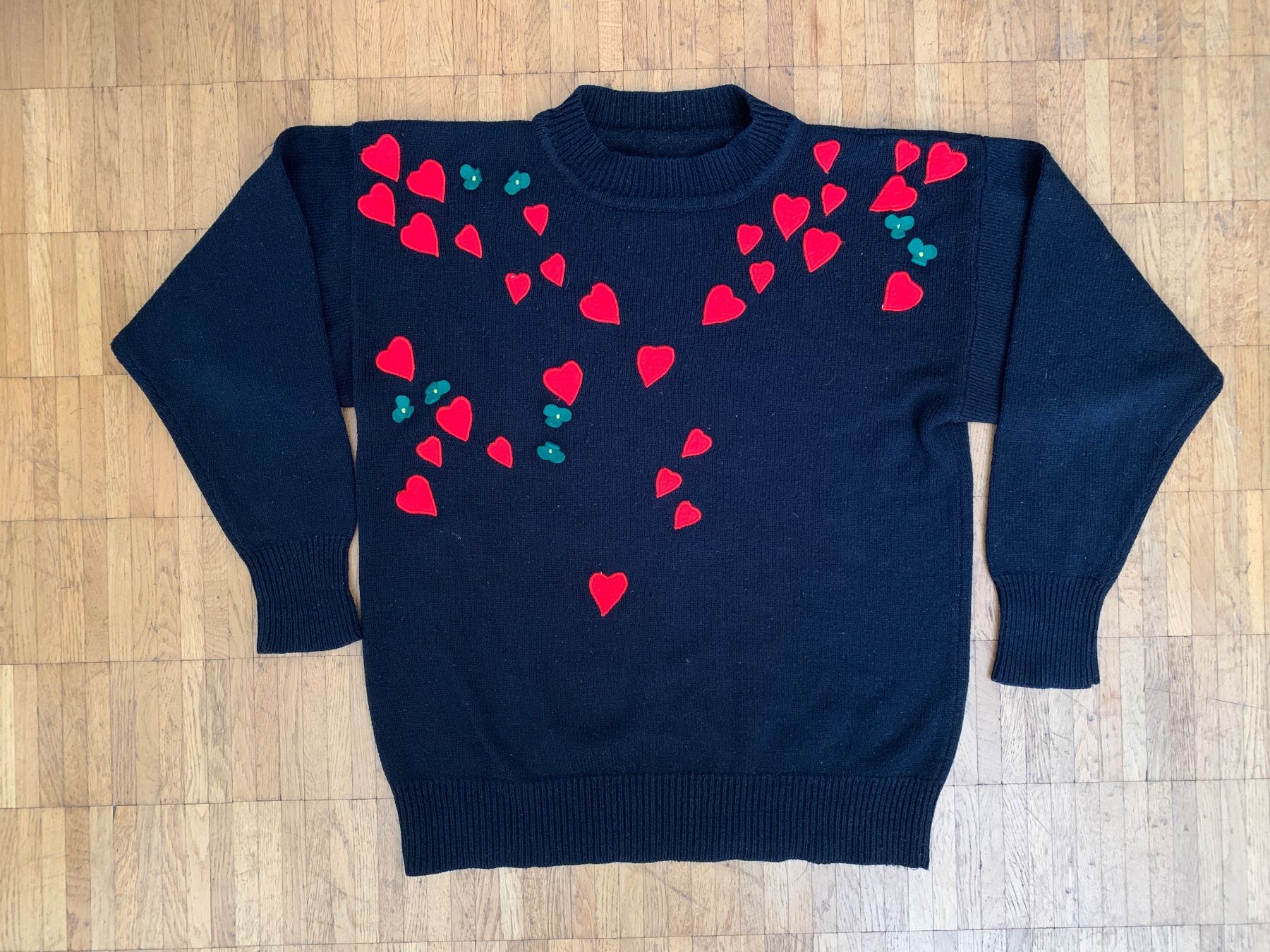 Maglioni & Felpe: Vintage Sweater mit Herzen und Kleeblättern – Usato da Zürich venduto da Les_Zurichois